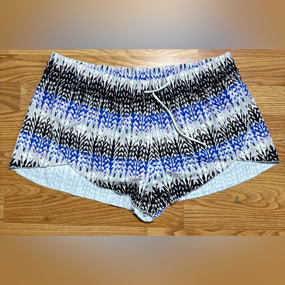 Athleta Blue and White Patterned Shorts size XL - Picture 1 of 3